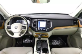 2022 Volvo XC90 T6 Momentum